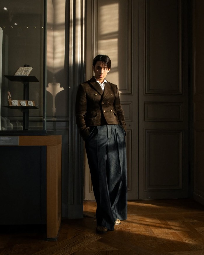 Alasannya karena Mingyu turut hadir sebagai tamu undangan. Bahkan, idol K-Pop yang akan genap berusia 29 tahun pada 6 April 2026 mendatang satu ini duduk di barisan depan bersama sederet bintang ternama lainnya. / Foto: instagram.com/min9yu_k