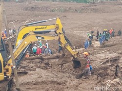Upaya Pencarian Korban Longsor Cisarua Lewat Darat dan Udara