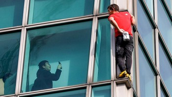 FOTO: Aksi Nekat Alex Honnold Panjat Gedung Tertinggi di Taiwan