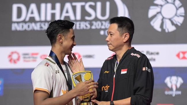 Momen manis terjadi ketika Alwi Farhan mengalungkan medali juara pada pelatih tunggal putra Indonesia, Indra Wijaya usai juara Indonesia Masters 2026.