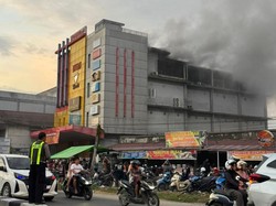 Intan Market Sintang Terbakar, Kepulan Asap Halangi Pemadaman
