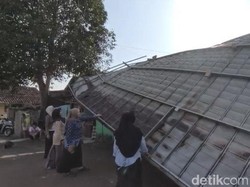 Atap PAUD & Madrasah di Sukabumi Ambruk Diterjang Angin