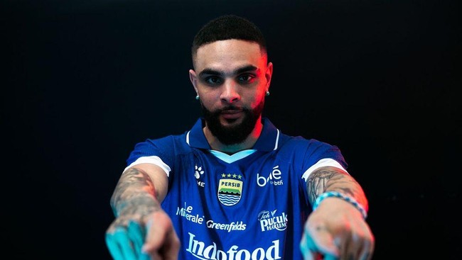 Persib Bandung resmi mengumumkan perekrutan mantan pemain Paris Saint-Germain (PSG), Layvin Kurzawa pada Minggu (25/1).