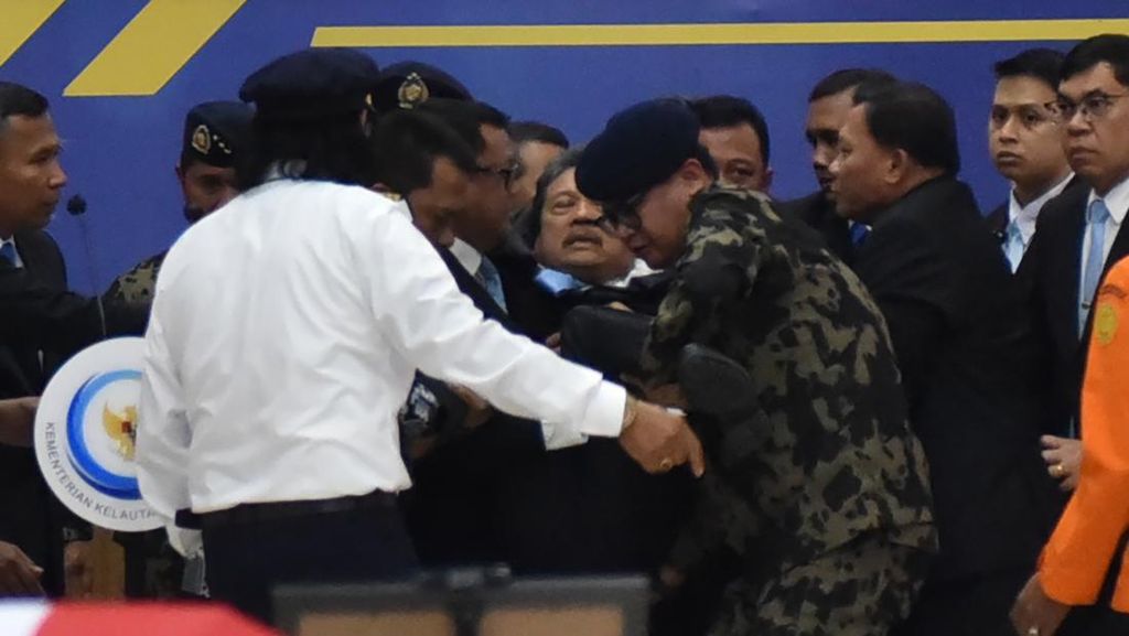 FOTO: Menteri KKP Pingsan Saat Pelepasan Jenazah Korban Pesawat ATR
