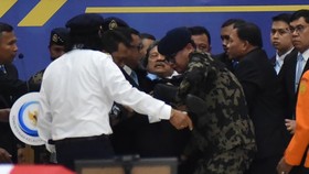 FOTO: Menteri KKP Pingsan Saat Pelepasan Jenazah Korban Pesawat ATR