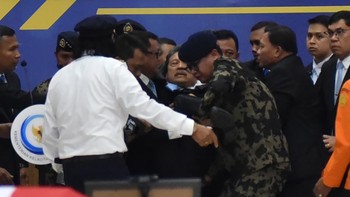 FOTO: Menteri KKP Pingsan Saat Pelepasan Jenazah Korban Pesawat ATR