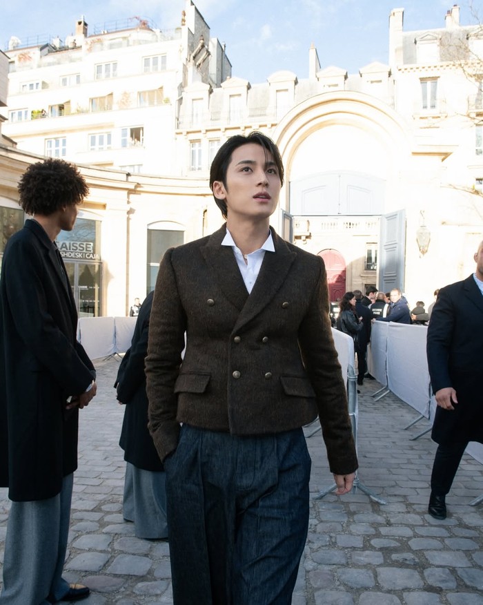 Mingyu yang sudah menjadi duta jenama Dior sejak 6 Agustus 2024 lalu itu kembali membuat para penggemar jatuh hati dengan penampilan yang tidak pernah gagal. Ia benar-benar lambang keanggunan dan ketampanan ya, Beauties! / Foto: instagram.com/min9yu_k