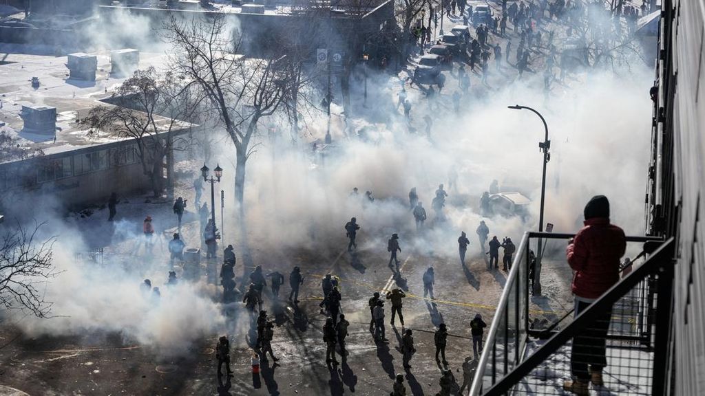 FOTO: Minneapolis AS Membara Usai Penembakan Brutal Petugas ICE