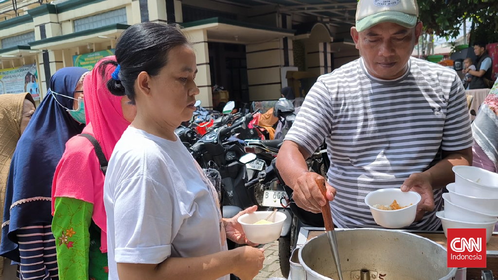 Bakso Gratis untuk Warga Korban Banjir di Periuk Damai Tangerang