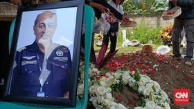 Pemakaman Pilot ATR 42-500 Captain Andy Diiringi Tangis Keluarga