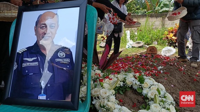 Suasana duka menyelimuti pemakaman Captain Andy Dahananto, pilot ATR 42-500, di Tangerang. Ratusan pelayat hadir untuk memberikan penghormatan terakhir.