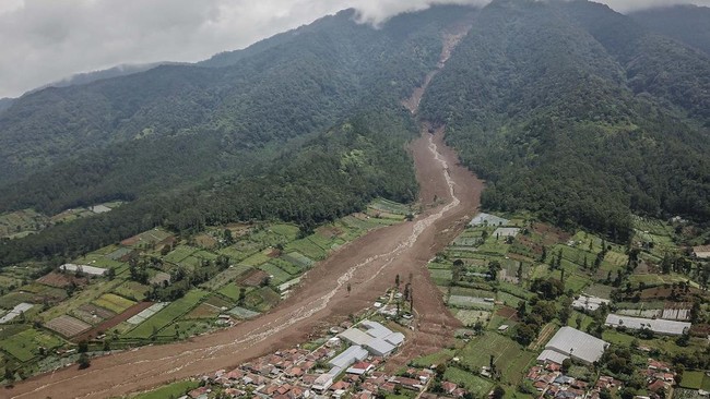 BMKG mengingatkan puncak musim hujan di Bandung, potensi hujan lebat berlanjut. Upaya mitigasi dilakukan untuk mencegah longsor susulan.