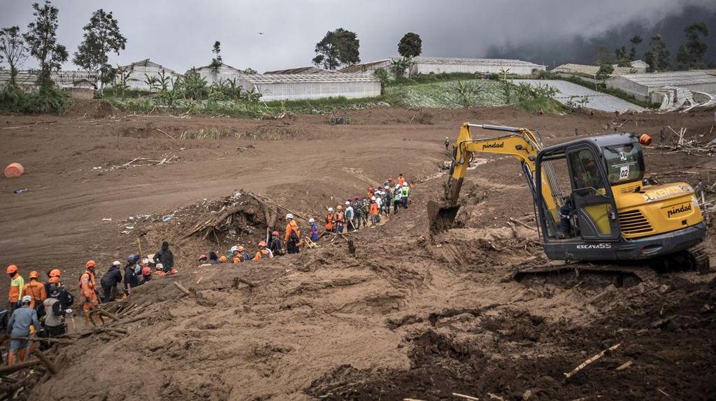 BNPB Update Longsor Cisarua: 17 Meninggal Dunia, 11 Teridentifikasi