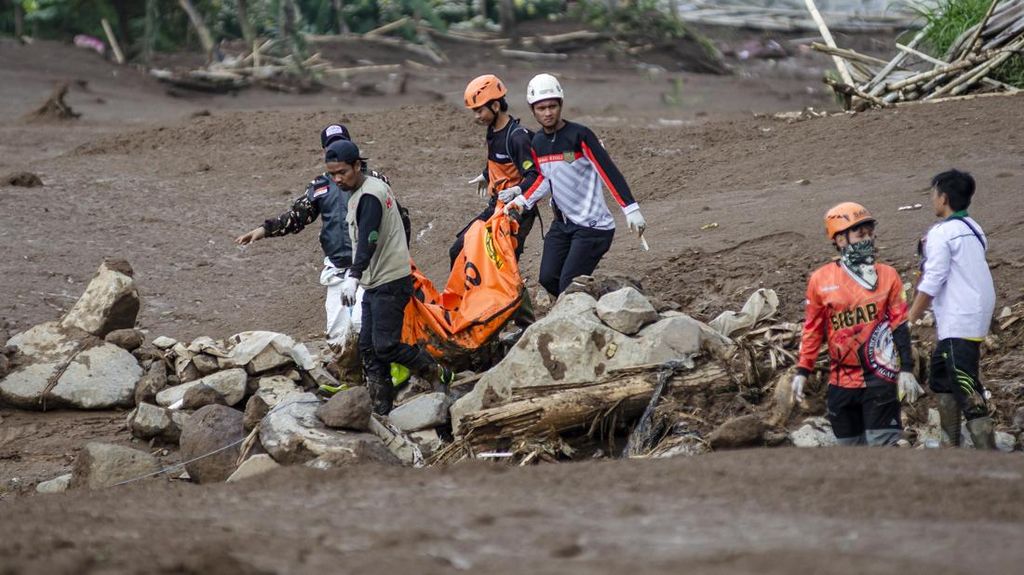 Tim SAR Evakuasi 4 Kantong Jenazah Longsor Cisarua, Total 29 Body Pack