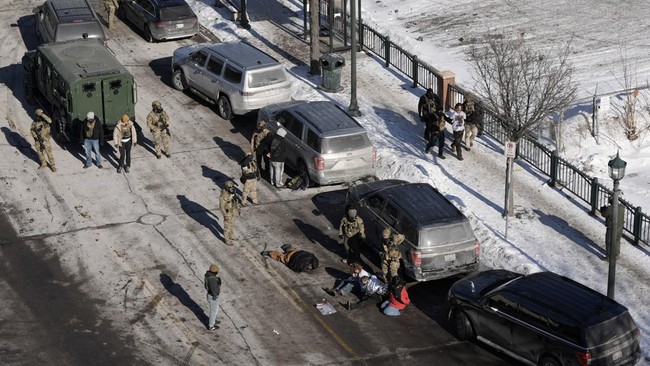 Petugas imigrasi Amerika Serikat (ICE) menembak mati seorang warga negara AS di Minneapolis, Minneapolis, bernama Alex Pretti, Sabtu (24/1).