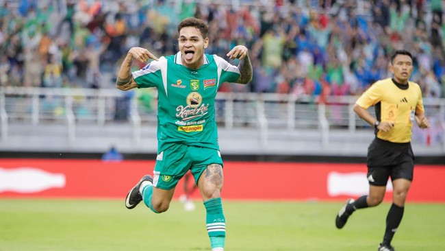 Lanjutan Super League pada Minggu (1/2), bakal menyajikan duel Persebaya Surabaya vs Dewa United. Berikut jadwal siaran langsung Persebaya vs Dewa United.