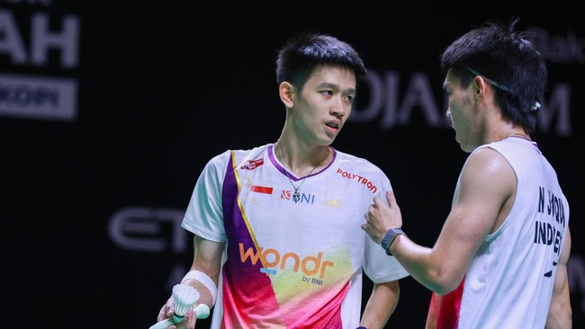 Raymond Indra/Nikolaus Joaquin jadi magnet baru di dunia bulu tangkis lewat aksi yang terbilang tengil di lapangan saat tampil di Indonesia Masters 2026.