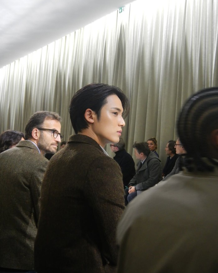 Salah satu pekan mode bergengsi di dunia tersebut pun ikut dimeriahkan oleh Dior. Ya, Dior Winter 2026-2027 show oleh sang creative director, Jonathan Anderson, sangat dinantikan, terutama bagi fans SEVENTEEN alias CARAT. / Foto: instagram.com/min9yu_k