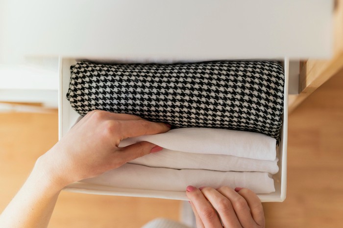 Selektif memilih bahan hijab. Gunakan hijab dengan bahan katun, sutra, dan linen, atau serat semi-alami lainnya/ Foto: Freepik/Freepik