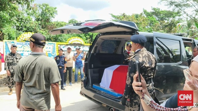 Suasana haru menyelimuti rumah duka Captain Andy Dahananto di Tangerang. Jenazahnya tiba diselimuti bendera Merah Putih, disambut tangis pelayat.