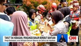 VIDEO: Takut Tak Kebagian, Pengungsi Banjir Berebut Bantuan