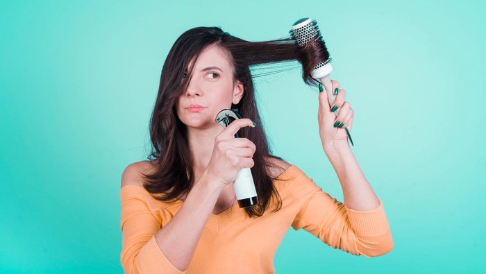 Tunggu rambut kering sebelum pakai hijab. Pakai hijab dalam kondisi rambut basah dapat menghambat sirkulasi udara di kepala/ Foto: Freepik/Freepik