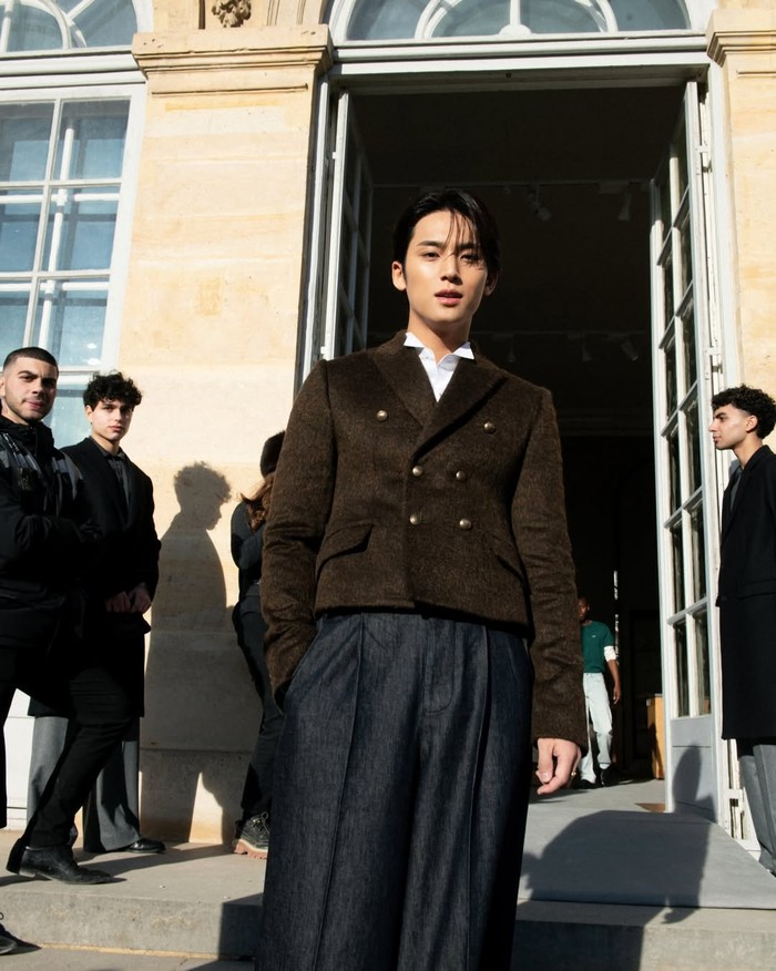 Usai Milan Fashion Week resmi berakhir, kini perhatian para pecinta mode di seluruh dunia tertuju pada Paris Fashion Week yang juga turut menampilkan koleksi Menswear Fall/Winter 2026-2027 sederet brand terpilih. / Foto: instagram.com/min9yu_k