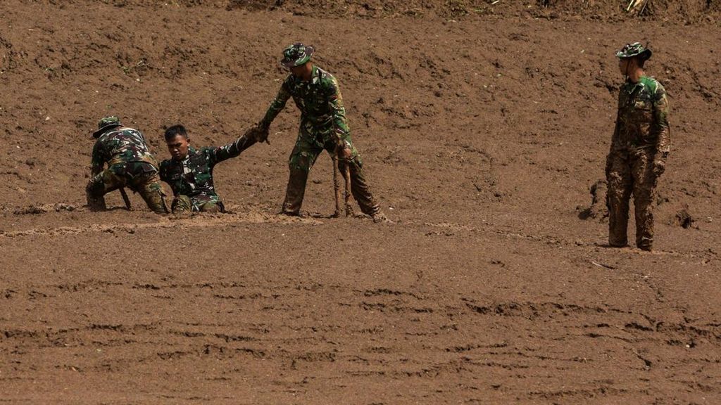 FOTO: Operasi SAR di Lokasi Longsor Cisarua, 23 Marinir Jadi Korban