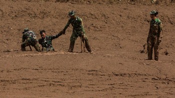 FOTO: Operasi SAR di Lokasi Longsor Cisarua, 23 Marinir Jadi Korban