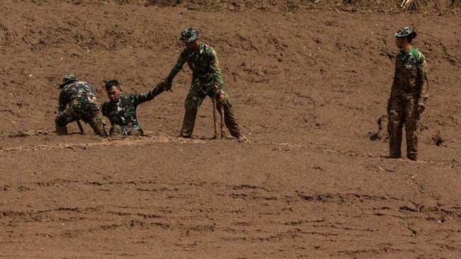 KSAL Muhammad Ali mengonfirmasi 23 prajurit Marinir tertimbun longsor saat latihan di Cisarua. Pencarian korban terus dilakukan.