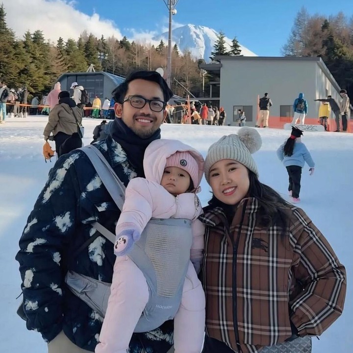 <p>Artis sekaligus komika Kiky Saputri kini tengah berbahagia menjalani peran barunya sebagai Bunda dari satu anak. Setelah mengikat janji sucinya dengan Muhammad Khairi pada tahun 2023, Kiky melahirkan anak pertamanya yang diberi nama Kayesha Nadha Khairi. (Foto: Instagram @kikysaputrii)</p>