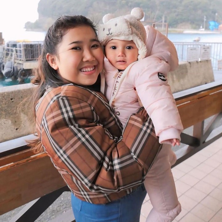 <p>Mengintip dari <em>caption</em> di Instagramnya, Kiky pun membagikan&nbsp;ungkapan cinta untuk putri semata wayangnya. Ia menuliskan doa dan harapan agar anaknya tumbuh sehat dan selalu diberkahi dalam hidupnya. "Anakku sayang..tumbuhlah dengan kesehatan, kebahagiaan serta keberkahan yang baik ya Nak. Dunia tidak akan selalu baik padamu, tapi kamu harus selalu berbuat baik pada dunia.&nbsp;Sayang kamu&nbsp;cintaku, permata hatiku, permata hijauku, permata bank ku," tulis Kiky, dikutip dari akun Instagram <em>@kikysaputrii.</em> (Foto: Instagram @kikysaputrii)</p>