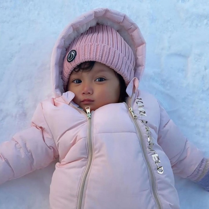 <p>Tak ingin melewatkan setiap momen, Kiky pun sering membagikan foto sang putri melalui unggahannya di Instagram. Seperti pada potretnya ini, Kayya terlihat super menggemaskan saat mengenakan pakaian musim dingin. Gaya dan ekspresi lucu yang ia tunjukkan pun berhasil mencuri perhatian netizen. (Foto: Instagram @kikysaputrii)</p>