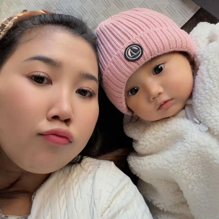 <p>Bahkan, tak sedikit netizen yang menyebut bahwa paras putri Kiky Saputri ini mirip dengan boneka, Bunda. Salah satunya datang dari akun Instagram<em> @sor**** </em>yang mengatakan, "Eh ada boneka lucu&hellip; gemes". "Boneka hidup," tutur <em>@ade****.</em> "Masya Allah imutnya kayak boneka hidup, Dia tumbuh sehat bahagia selalu jadi permata hati mama," tambah <em>@tem****.</em> (Foto: Instagram @kikysaputrii)</p>