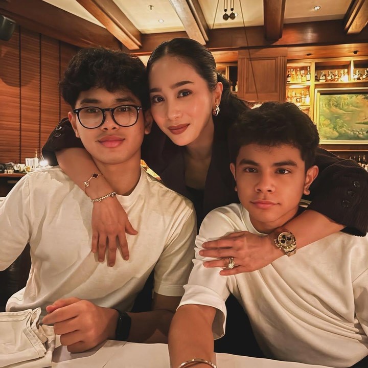 <p>Artis Bunga Zainal memiliki dua anak laki-laki dari pernikahannya dengan Sukhdev Singh. Mereka adalah Karan Pradhi Singh dan Harneel Pradhi Singh. Anak pertama Bunha, Karan, lahir pada 5 Mei 2010, sementara anak keduanya Harneel lahir pada 9 Januari 2013. (Foto: Instagram @bungazainal05)</p>