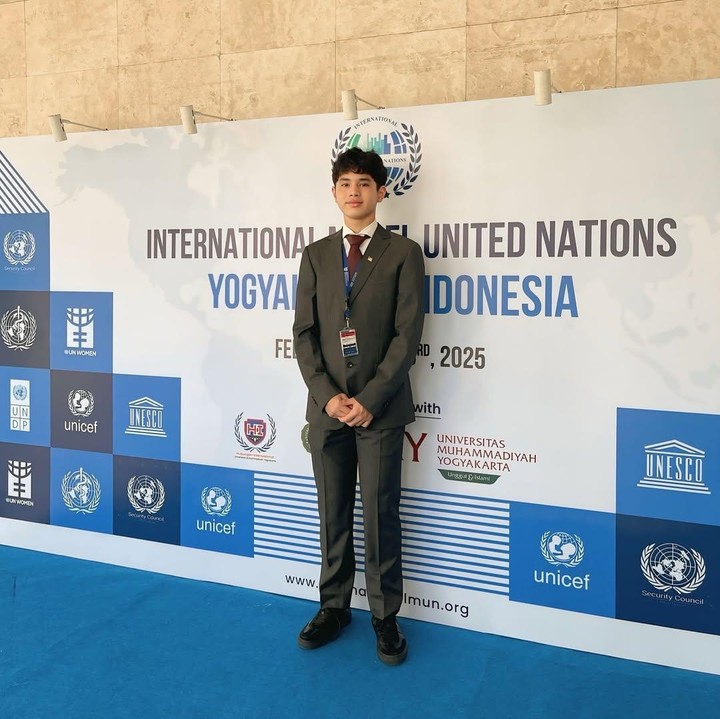 <p>Kedua anak Bunga ini memiliki segudang prestasi di bidang pendidikan, Bunda. Anak sulungnya Karan pernah mengikuti program di Colombia University jurusan Ecomomic &amp; Political Ideologies in the Modern World. Remaja 14 tahun ini juga pernah ikut forum International Model United Nations (IMUN) 2024 dan mendapatkan penghargaan di kategori Most Outstanding Delegate Award. (Foto: Instagram @bungazainal05)</p>