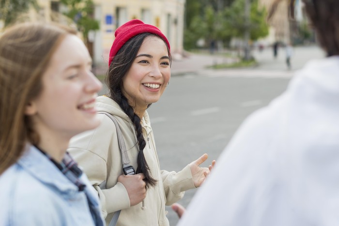 Orang berintegritas tidak akan membocorkan rahasia teman, bahkan saat teman tersebut tidak ada di tempat. Mereka tidak terpengaruh untuk ikut bergosip hanya demi mencairkan suasana di tongkrongan.