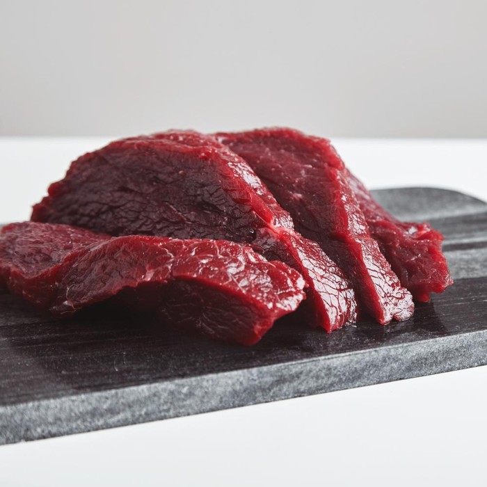 Daging merah memang menggugah selera, tetapi bisa jadi pemicu asam urat. Konsumsi berlebihan dapat menyebabkan nyeri dan bengkak pada sendi.