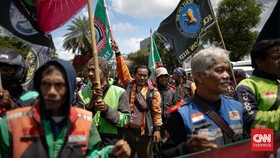 FOTO: Demo Ojol di Patung Kuda, Massa Desak Revisi Potongan Aplikasi