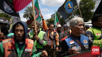 FOTO: Demo Ojol di Patung Kuda, Massa Desak Revisi Potongan Aplikasi