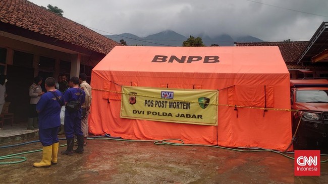 Adria memilih menginap di Posko untuk menanti anggota keluarganya yang hilang tertimbun longsor di Cisarua, Bandung Barat.