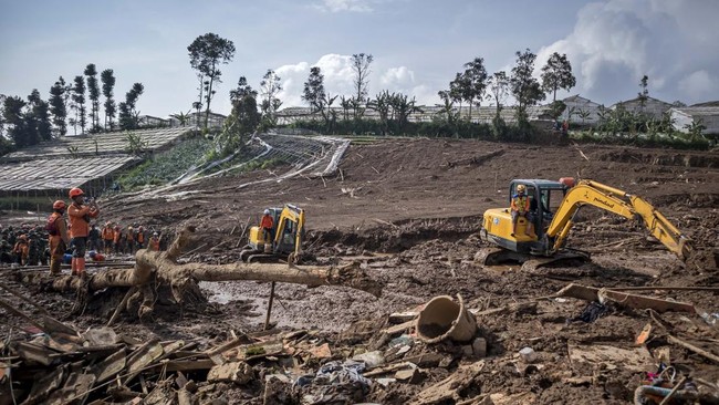 Pemprov Jabar tanggapi dugaan pelanggaran tata ruang di Kawasan Bandung Utara. Tim investigasi dibentuk untuk cek perizinan dan tindak tegas pelanggaran.