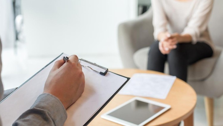 Psychologist understanding problems of a woman patient