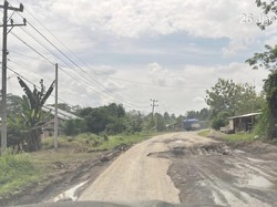 Warga Ancam Tutup Jalan Lintas Musi Rawas-Sekayu karena Rusak Parah