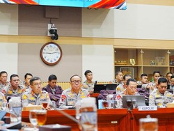 DPR Putuskan 8 Poin Reformasi Polri, Tegaskan Polri Tetap di Bawah Presiden