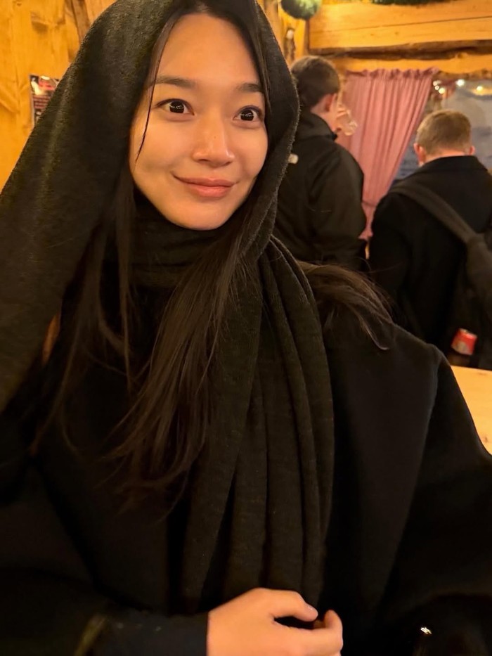 Kebahagiaan menikmati perjalanan bulan madu bersama sang suami terpancar jelas dalam potret Shin Min Ah di atas, Beauties. Dalam waktu dekat, sang aktris akan kembali menyapa publik dengan drama baru 'The Remarried Empress'./ Foto: instagram.com/ilusomina