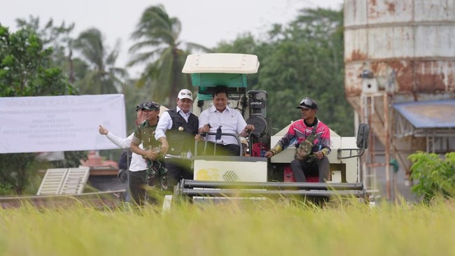 Wakil Menteri Transmigrasi Viva Yoga Mauladi mengapresiasi penghargaan Satya Lencana Wirakarya Pembangunan Pertanian Tahun 2026 yang diraih Kabupaten Banyuasin.