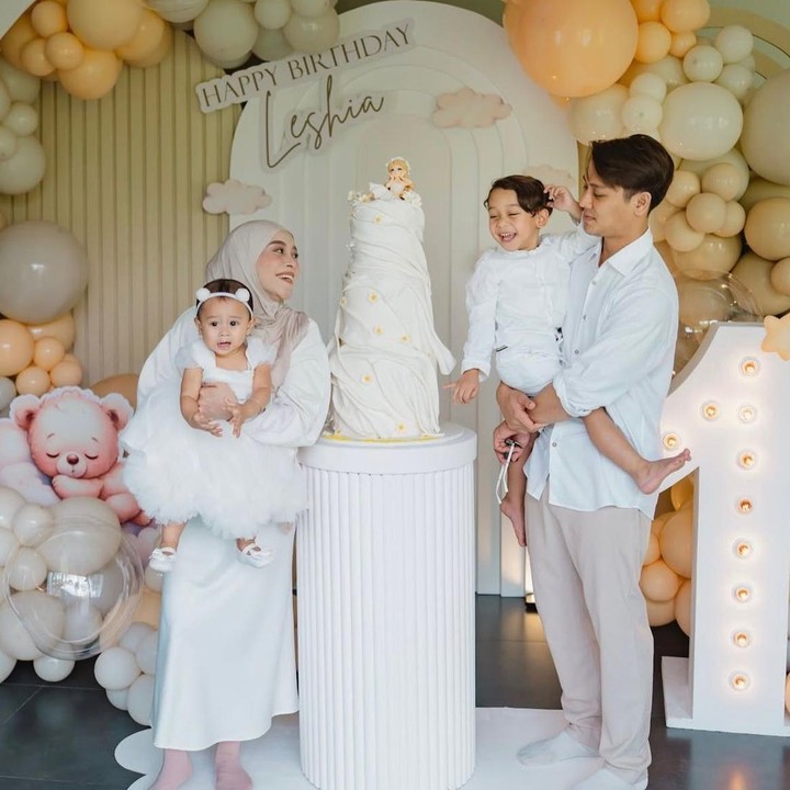 <p>Untuk merayakan hari spesial sang anak, Lesti Kejora dan Rizky Billar menyiapkan pesta ulang tahun sederhana dengan tema bernuansa <em>beige</em>. Dekorasi dengan angka 1 pun bikin perayaannya semakin terasa manis, Bunda. (Foto: Instagram @lestikejora)</p>