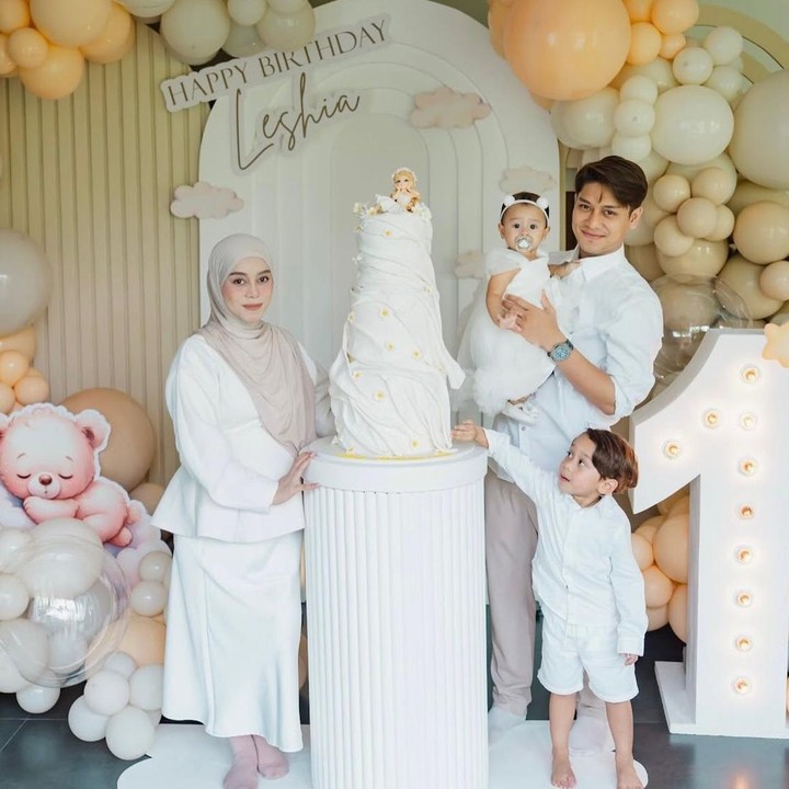 <p>Momen bahagia ini dibagikan langsung oleh Lesti lewat akun Instagram pribadinya. Di hari ulang tahun Leshia, Lesti Kejora, Rizky Billar, dan sang putra sulung Levian tampil kompak serta serasi mengenakan <em>outfit</em> bernuansa putih. (Foto: Instagram @lestikejora)</p>
