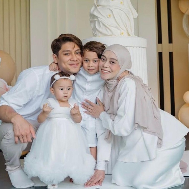 <p>"<em>Barakallah fi umrik</em> teteh<em> @leshiativana</em> sayang. Doa terbaik dari papa bunda dan abang. Teteh sehat, panjang umur tumbuh jadi anak yang shaleha, dan berbakti ya nak," tulis Lesti melalui unggahannya di Instagram. (Foto: Instagram @lestikejora)</p>